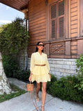 Robe courte jaune avec ceinture