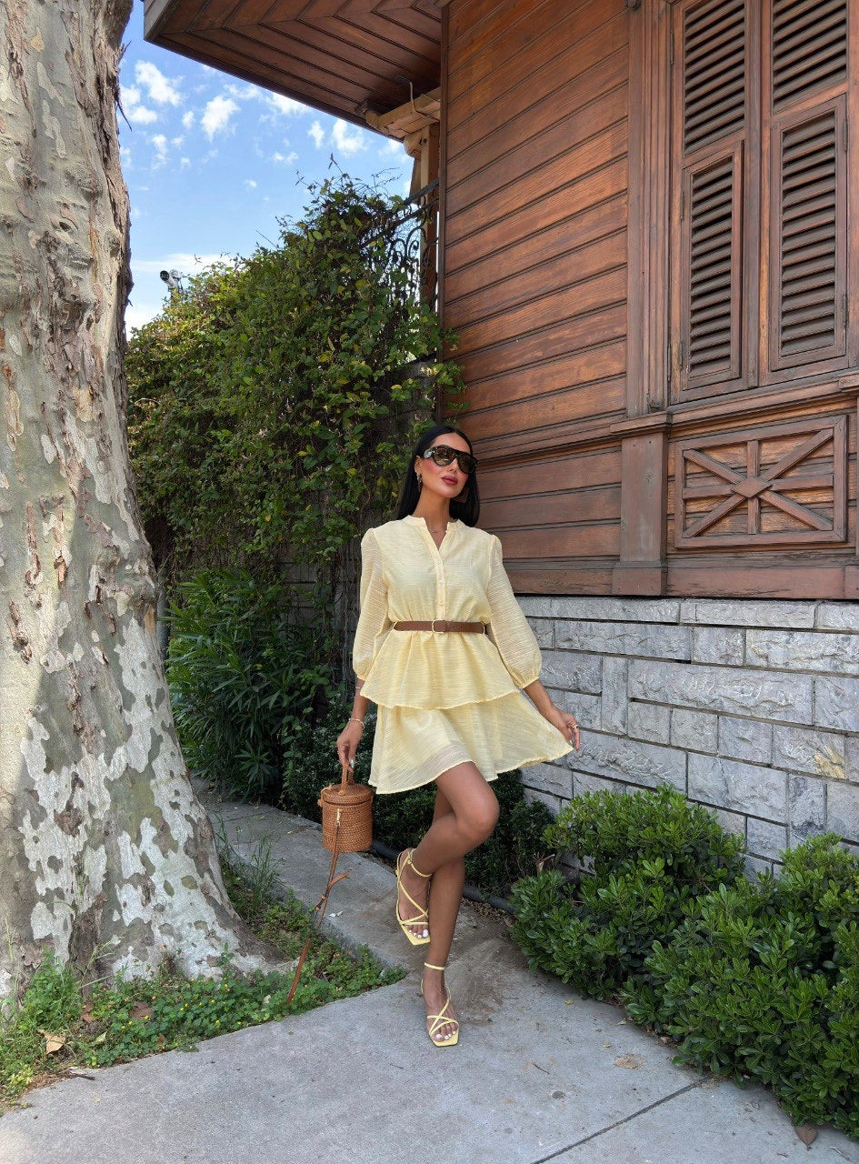 Robe courte jaune avec ceinture