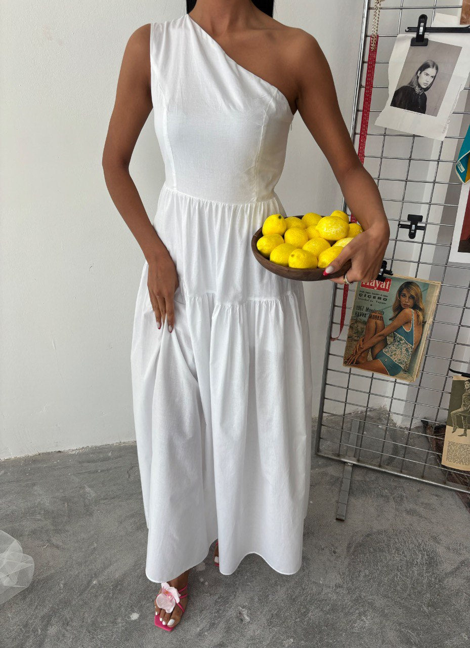 Robe longue asymétrique blanche élégante